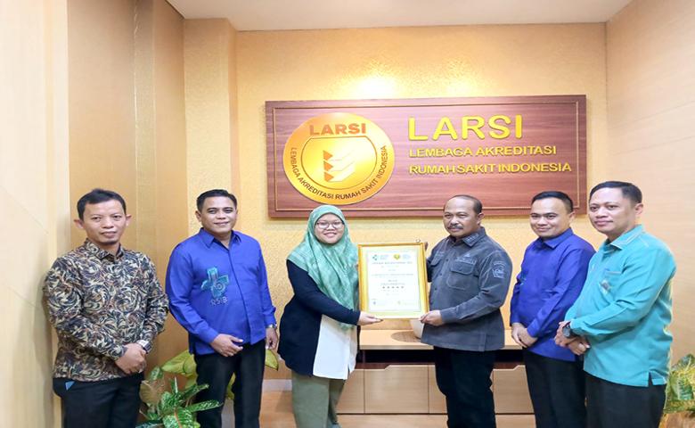 Pj. Bupati Sherman Moridu Terima Sertifikat Akreditas RSUD Iwan Bokings