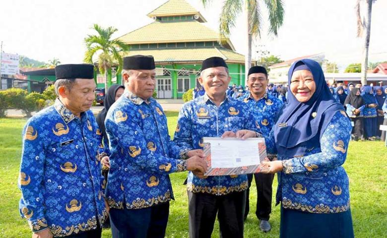Asisten III Setda Boalemo Serahkan SK Pensiun Kepada 9 ASN