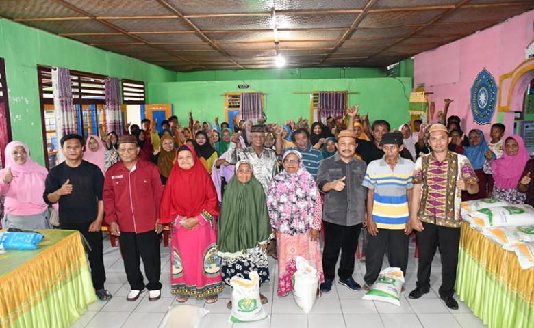 Masyarakat Desa Ayuhulalo Terima Bantuan Beras Yang Diserahkan Pj. Bupati Sherman