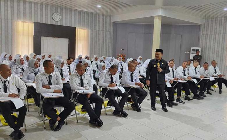 Pj. Bupati Sherman Moridu Berikan Materi Kepada Peserta Orientasi PPPK