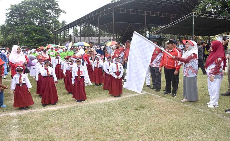 Gerak Jalan Siswa SD Dan SMP Turut Meriahkan HUT RI
