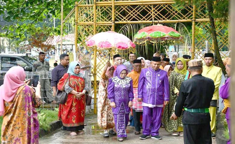 Prosesi Adat Modupito Pj. Sekda Boalemo Syafrudin Lamusu