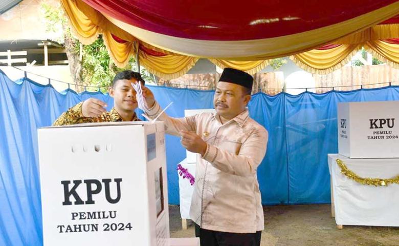 Pj. Bupati Sherman Moridu Lakukan Pencoblosan Di TPS I Hungayonaa