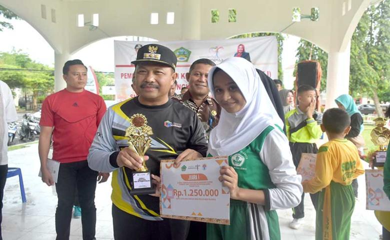 Pj. Bupati Sherman Moridu Serahkan Bonus Lomba Lari dan SKJ