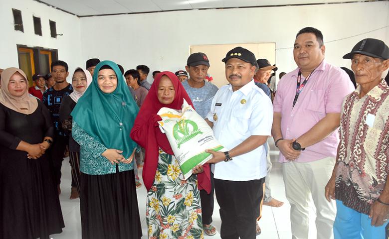 Pj. Bupati Sherman Moridu Salurkan Beras CPP Kepada 1.550 KPM