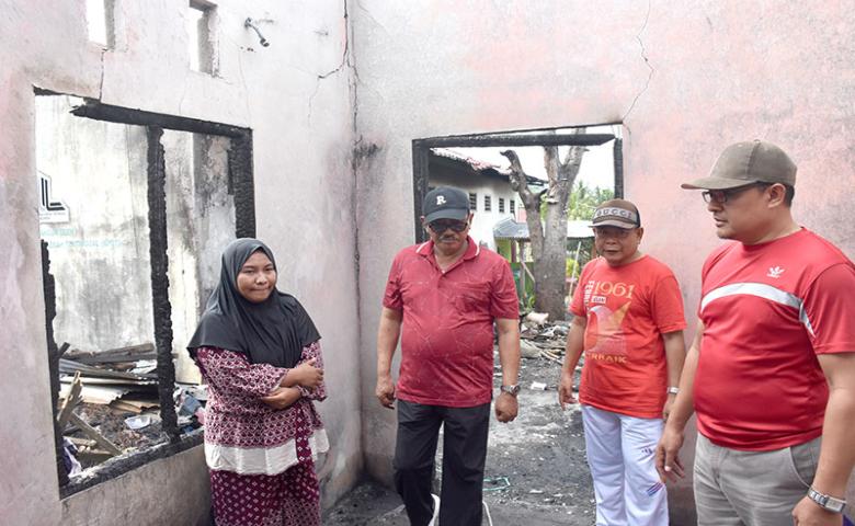 Pemkab Boalemo Serahkan Rp30 Juta Kepada Korban Kebakaran