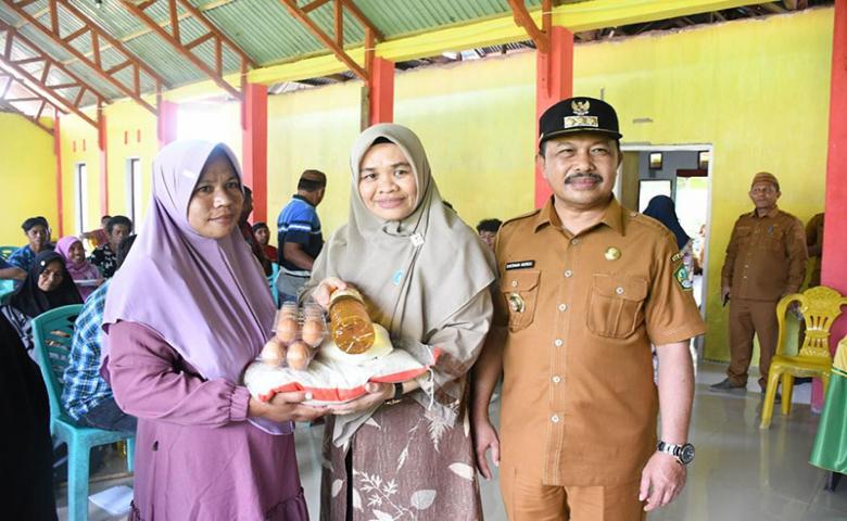 Didampingi Pj. Ketua TP. PKK, Pj. Bupati Sherman Salurkan Bantuan Ke Masyarakat