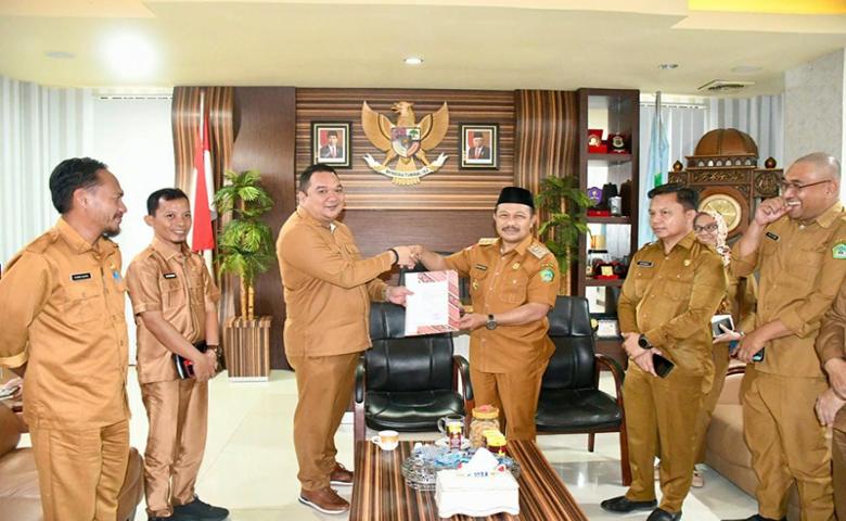 Steve Ahaliki Terima Surat Tugas Sebagai Camat Paguyaman