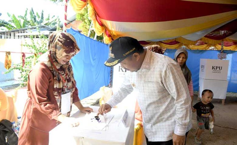Pj. Bupati Sherman Moridu Pantau Perosesi Pemungutan Suara Disejumlah TPS