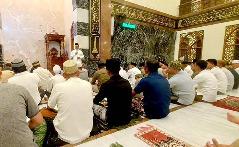 Pj. Bupati Sherman Shalat Tarawih Bersama Jamaah Masjid Baiturrahman