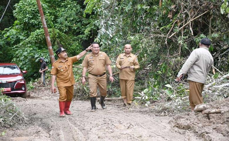 Pj. Bupati Sherman Moridu Tinjau Lokasi Tanah Longsor Di Boalemo