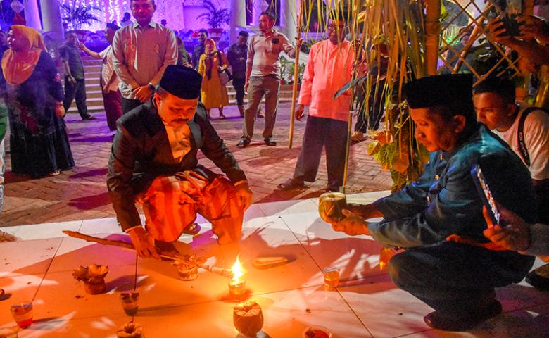 Pj. Bupati Sherman Moridu Nyalakan Lampu Minyak Di Rujab