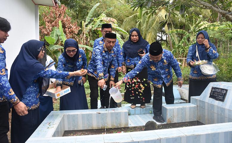 Pj. Bupati Sherman Moridu Ziarah Ke Makam Mantan Ketua KORPRI