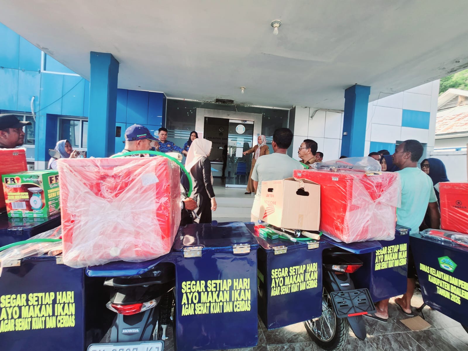 Bupati Rum Pagau Serahkan 6 Unit Motor Cool Box untuk Dukung Pelaku Perikanan