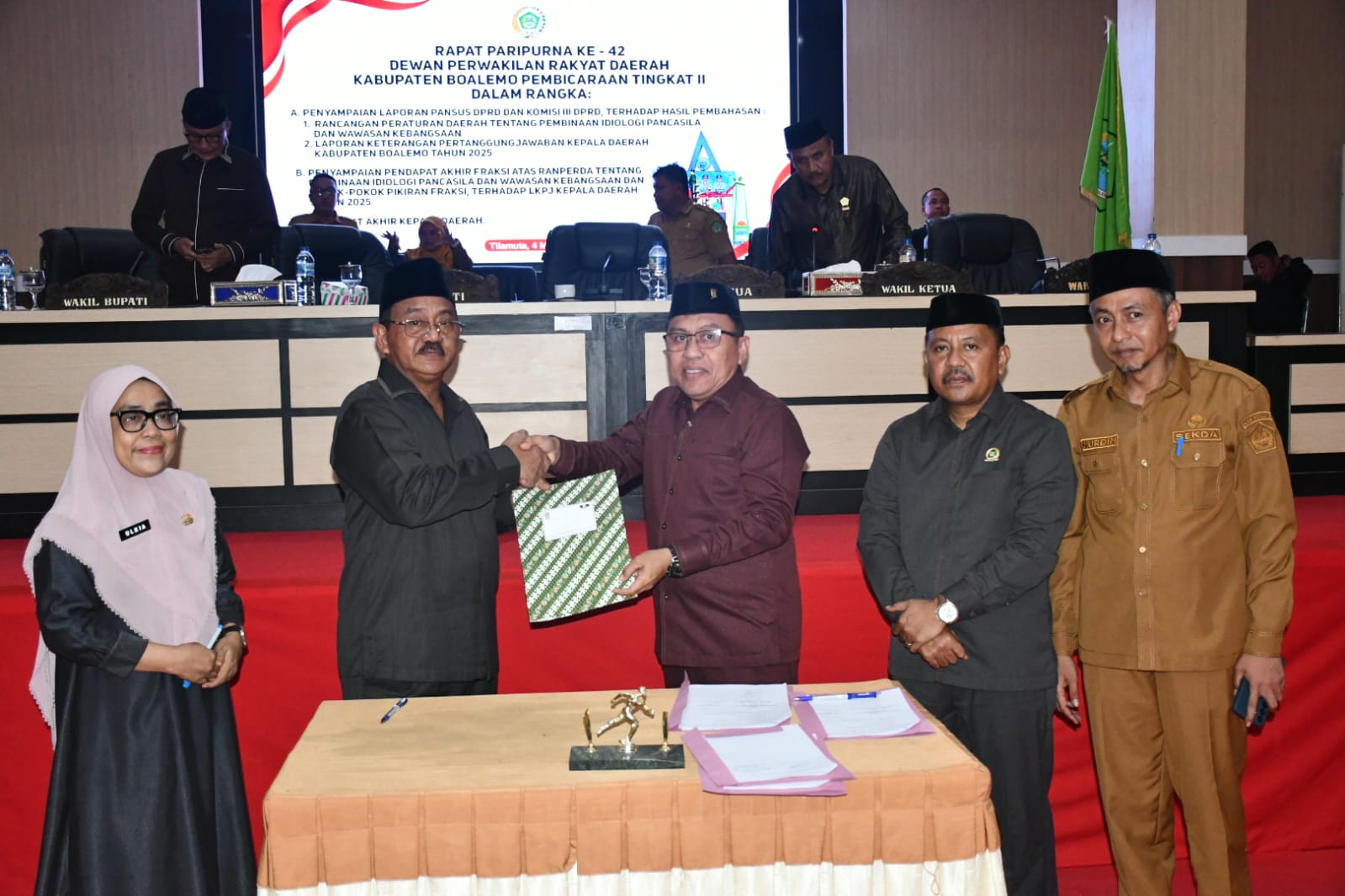 Tanggapi Laporan Komisi III, Bupati Rum Pagau Pastikan Rekomendasi LKPJ 2025 Ditindaklanjuti