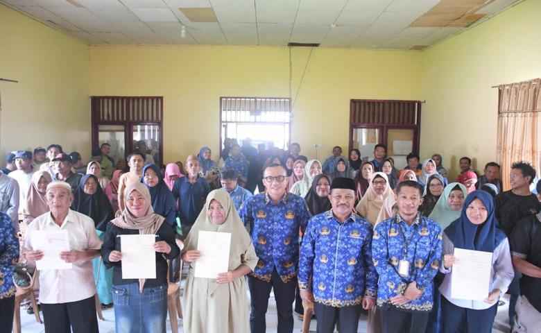Wabup Lahmuddin Serahkan 167 Sertipikat Tanah PTSL
