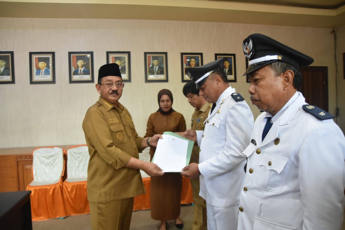 bupati-rum-pagau-lantik-penjabat-kepala-desa-mustika-dan-saripi